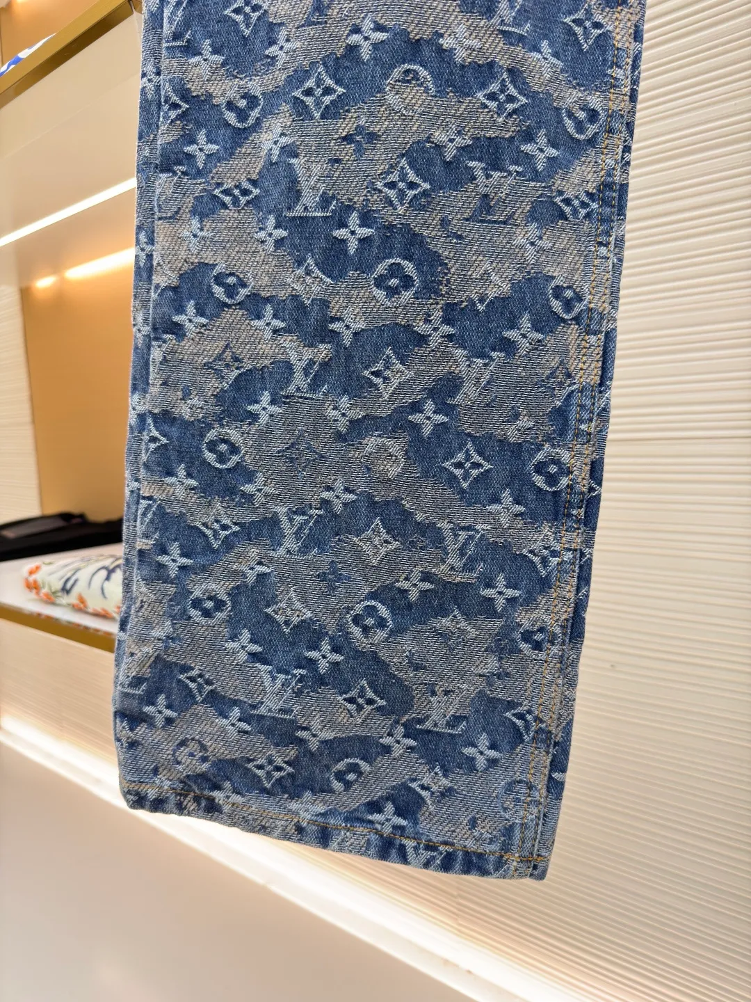 LOUIS VUITTON letter floating jacquard jeans ●Original version: purchased and developed by 14559 ●Item number: 1681998-B50 ●Material: denim denim fabric ●Technology: jacquard production ●Color: blue ●Version: fitted version ●Weight: about 955 grams ●Size: 28-30-32-34-36 ●Description: Made of heavy denim denim as the base, it uses distressed washing + gradient tie-dyeing to present a Monogram dark pattern effect. The gray-blue and off-white smudged colors are natural and layered, retaining the brand logo while enhancing the retro texture. The trousers have a skateboard straight cut, and the waistband is equipped with metal buttons and leather logo tags. The five-pocket structure follows the classic workwear design, and the edges of the pockets are reinforced with double-lane stitching, taking into account durability and style. The trouser legs are slightly narrowed to suit various scenarios. The overall process combines denim washing technology with brand logo technology, which not only retains the casual attributes of denim items, but also enhances high-luxury recognition through gradient textures. The overall wiring is straight and delicate, the fabric is comfortable and soft, and the color is consistent without color difference. It can be matched with the same style to create a fashionable look and control various occasions. Customized accessories, complete with three standards, same style for men and women!